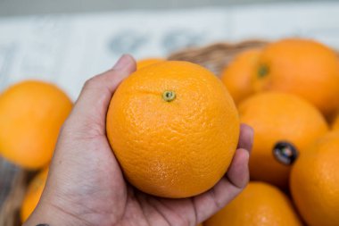 Turuncu, markette taze meyve.