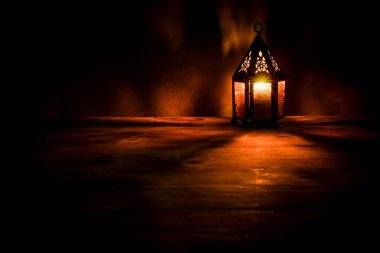 İslami bayram için gece mumlu Arap feneri. Müslüman kutsal Ramazan ayı. Bayram ve Mutlu Yıllar 'ın sonu. Boşluğu koyu arkaplanda kopyala.