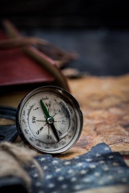 Kolomb Günü, pusula ile dünya haritası