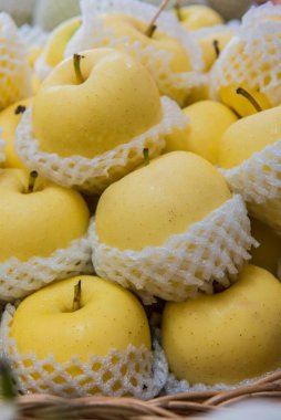 Arka plan için olgun taze elmaların yakın plan çekimi.