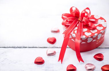 Kalp şeklinde çikolatalı şekerler, Sevgililer Günü konsepti.