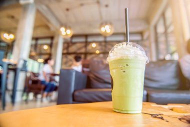 Kafedeki masada plastik çay frappe.