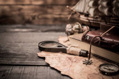 Columbus Günü. Klasik dünya haritası ve keşif ekipmanları. Koyu ahşap arkaplanda boşluk kopyala.