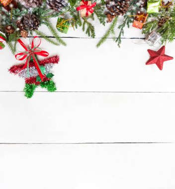 Beyaz ahşap arka planda Noel ve Yeni Yıl dekorasyonları