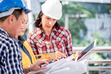 Mühendisler ve ekip çalışması, başarılı proje inşaatı için toplantı