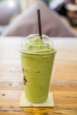 Kafedeki masada plastik çay frappe.