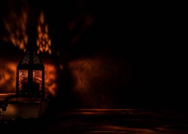 İslami bayram için gece mumlu Arap feneri. Müslüman kutsal Ramazan ayı. Bayram ve Mutlu Yıllar 'ın sonu. Boşluğu koyu arkaplanda kopyala.