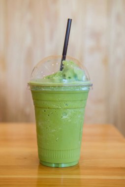 Kafedeki masada plastik çay frappe.