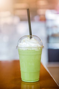 Kafedeki masada plastik çay frappe.