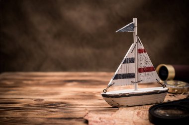 Columbus Günü. Klasik dünya haritası ve keşif ekipmanları. Koyu ahşap arkaplanda boşluk kopyala.