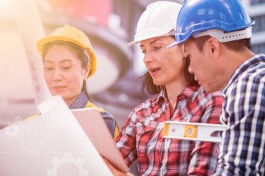 Mühendis ve takım çalışması, başarılı proje inşaatı için toplantı