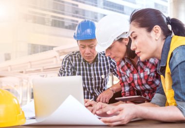 Mühendis ve takım çalışması, başarılı proje inşaatı için toplantı