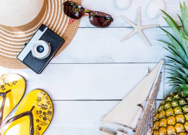 Yaz tatili özelliklerinin yakın plan çekimleri masanın üstünde