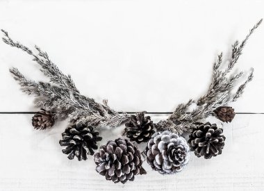 Mutlu Noeller ve mutlu yıllar, kış mevsimi, ahşap arka plandaki yazı için çerçeve ve kopya alanı