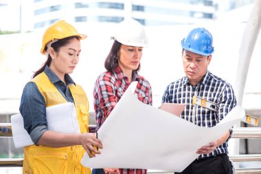 Mühendis ve takım çalışması, başarılı proje inşaatı için toplantı