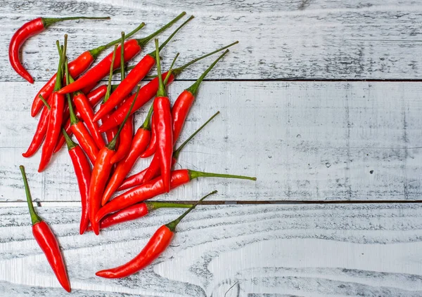 Varm Och Kryddig Röd Chili Paprika Träbord Bakgrund — Stockfoto