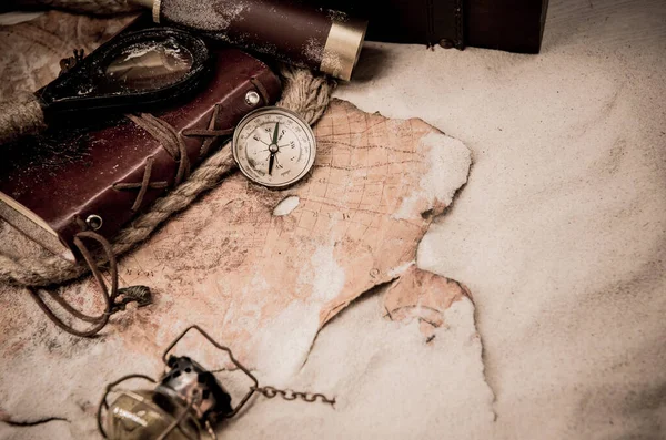 Columbus Günü. Dünya haritası ve keşif ekipmanlı korsanlar ve hazine.