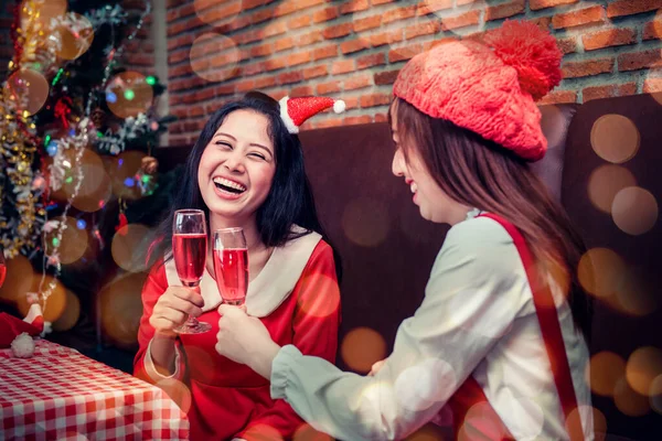Fiesta Navidad Año Nuevo Con Amigos Invierno Celebrando Bebiendo Alcohol —  Fotos de Stock