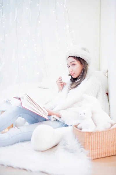 Jovem Mulher Desfrutando Temporada Inverno Relaxante Estilo Vida Nas Férias — Fotografia de Stock