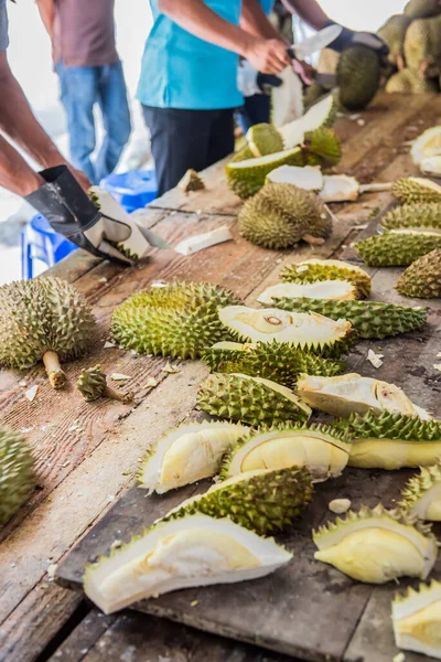 Mengupas Durian Dengan Pisau Thai Raja Buah — Stok Foto