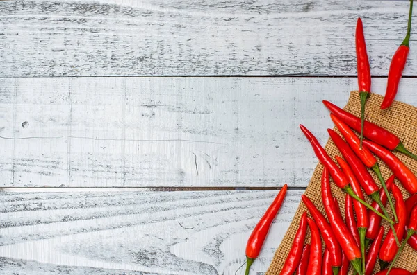 Varm Och Kryddig Röd Chili Paprika Träbord Bakgrund — Stockfoto