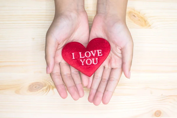 Beyaz Sevgililer Günü Konseptine Izole Edilmiş Kırmızı Kalp Şeklini Tutan — Stok fotoğraf