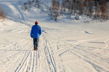 genç adam kışın buzda nehir geçiş