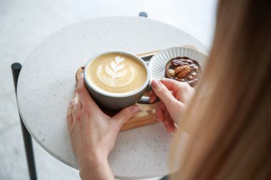 Bir fincan kahvenin yanında, kekin yanında.