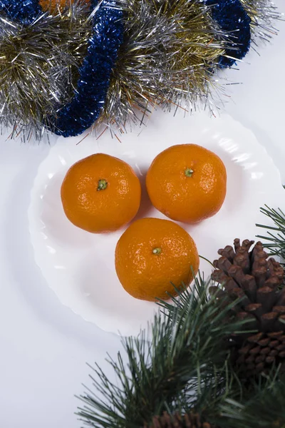 Апельсины лежат на тарелке на новый год — стоковое фото