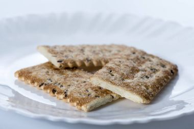 Beyaz bir tabak kurabiye