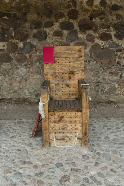 Staré dřevěné židle mučení — Stock fotografie