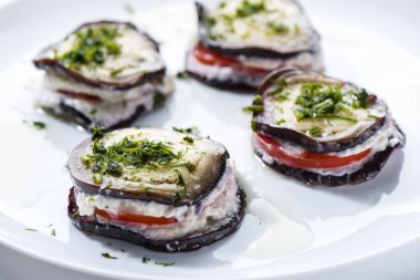 Kızarmış patlıcan sarımsak ve domates ile