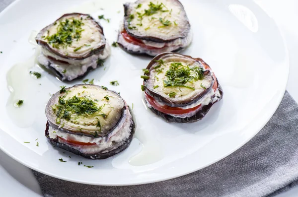 Kızarmış patlıcan sarımsak ve domates ile