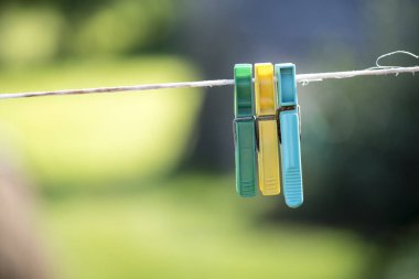 renkli clothespins üzerinde beyaz bir sicim asılı