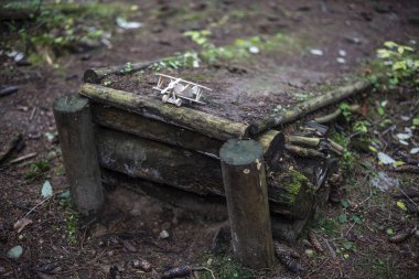 çocuk oyuncak uçak ahşap bir trambolin üzerinde
