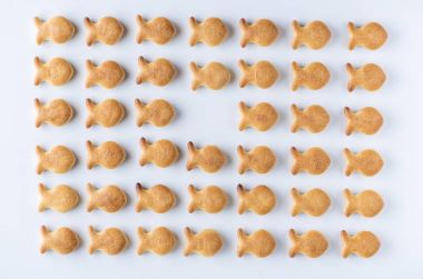 Kurabiyeler, tuzlu kraker yaymak balık beyaz masa üstünde. F