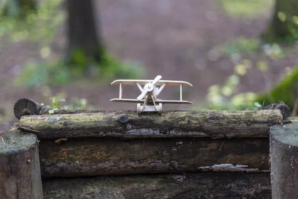 Kinderspielzeug auf einem Holztrampolin — Stockfoto