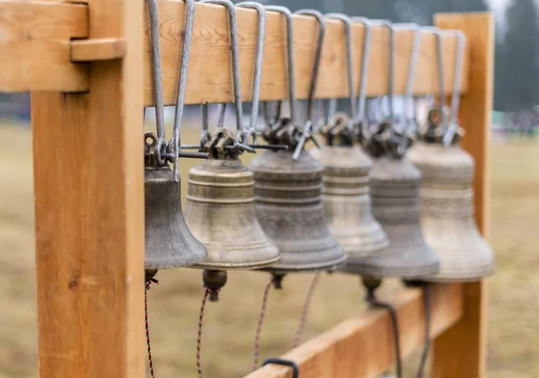 Die Glocken hängen auf einem Holzständer — Stockfoto