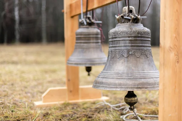 Die Glocken hängen auf einem Holzständer — Stockfoto