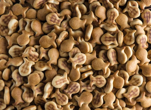 Kurabiyeler, tuzlu kraker yaymak balık out tablolarda. Gıda B