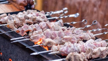 Şiş kebap şişleri üzerinde bir ızgara yanmış