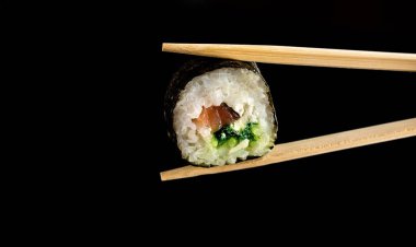 Japon rulo üzerinde siyah bir backg Japon chasi sopa ile sıkışmış