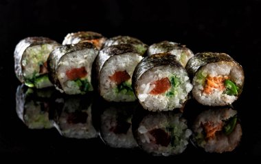 Japonca bir siyah ayna yüzey üzerinde rulo