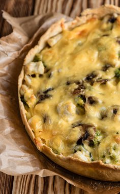 Laurent pasta tavuk, mantar ve brokoli ahşap bir sekmesinde