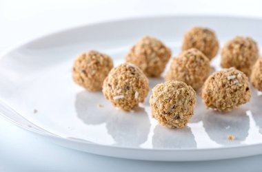 Beyaz tabakta fıstık talaşı tatlılar