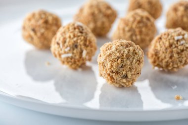 Beyaz tabakta fıstık talaşı tatlılar