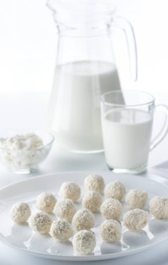 Hindistan cevizi şeker bir sürahi bir arka plan ve bir fincan süt ve b