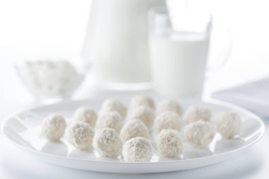 Hindistan cevizi şeker bir sürahi bir arka plan ve bir fincan süt ve b