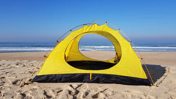 Widok na ocean z namiot turystyczny — Zdjęcie stockowe
