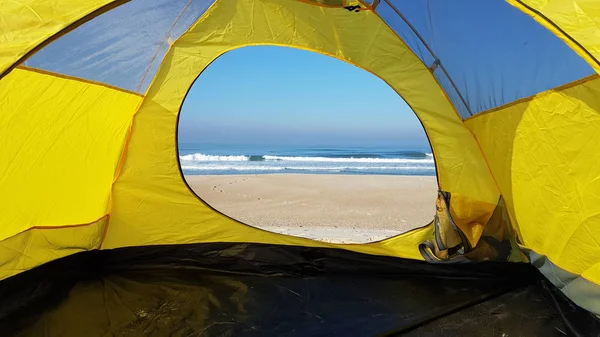 Вид на океан из туристической палатки — стоковое фото